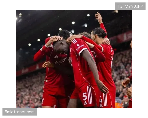 现场花絮：大雨中，小球迷的横幅“永不独行”感动安菲尔德