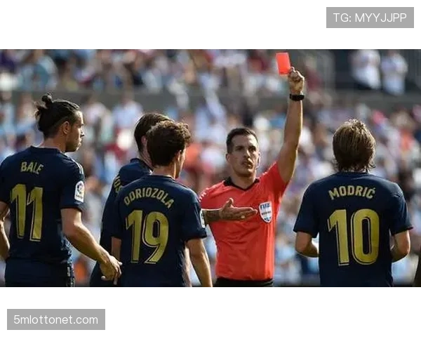 观察:VAR一致性问题再次在四分之一决赛关键判罚中引发讨论 观察:VAR一致性问题再次在四分之一决赛关键判罚中引发讨论