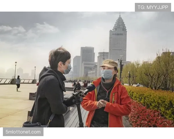 特写镜头:在科隆大教堂前,球迷自发悼念去世的俱乐部传奇人物 特写镜头:在科隆大教堂前,球迷自发悼念去世的俱乐部传奇人物