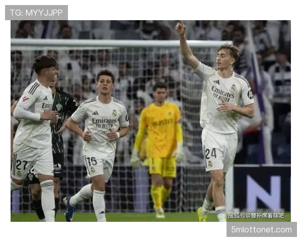 终场哨响，皇马球员拥抱庆祝终结四场不胜